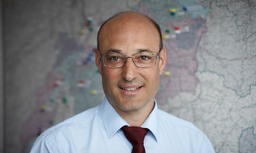 Mann mit Brille und roter Krawatte Mann mit Brille und roter Krawatte